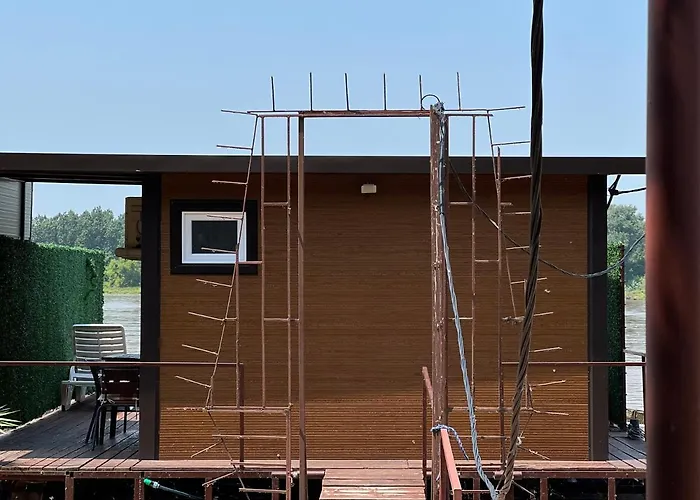 아파트 Splav Na Reci Savi *