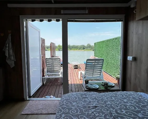 Splav Na Reci Savi 아파트 *